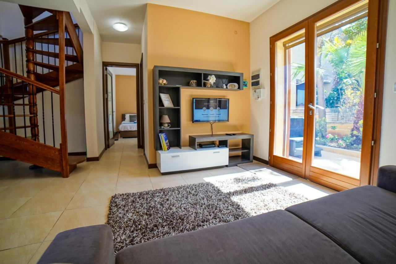 Getawaynpetto Private Duplex Maisonette With Jacuzzi Hot Tub Mgarr Exterior foto